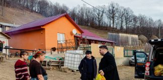 Daruri pentru familiile nevoiașe din comunele Reghiu și Andreiașu de Jos în cadrul „Caravanei lui Moș Andrei”