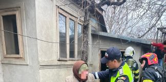 Polițiștii vrânceni au salvat viața unei femei, în timpul unui incendiu