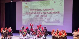 FOTO Trofeul Festivalului de Obiceiuri de Iarnă 2024 de la Focșani, câștigat de un ansamblu din Suceava