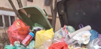 FOTO Gunoaiele ”petrec” Crăciunul pe străzile din Focșani