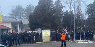 VIDEO-FOTO ULTIMA ORĂ Protest al polițiștilor de penitenciar în fața sediului Penitenciarului Focșani