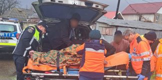 FOTO: Femeie în hipotermie, salvată de polițiști după ce a dispărut de acasă