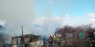 FOTO Apel umanitar: Trei fetițe și părinții lor au rămas fără acoperiș deasupra capului în urma unui incendiu devastator