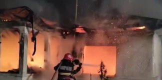 Casă distrusă de flăcări, azi noapte, la Suraia