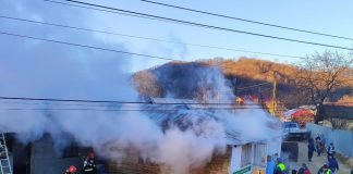 FOTO Gospodărie cuprinsă de flăcări, la Pitulușa / O femeie a ajuns la spital