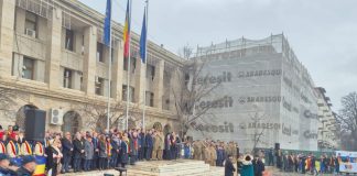 FOTO-VIDEO Huiduieli și la Focșani, de Unirea Principatelor / Oamenii au huiduit la imnul național, la onorul militar, la discursul Arhiepiscopului Ciprian și la parada militară