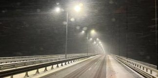 Un autocar a lovit un utilaj de deszăpezire pe Autostrada Buzău-Focșani