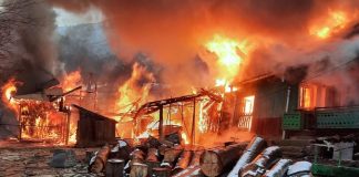 FOTO Gospodărie în flăcări, la Lepșa