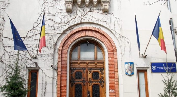 Absolvenții de gimnaziu și de liceu, cu media 10 la examenele naționale, premiați de Guvern / Un singur elev din Vrancea printre ”zeciștii” din acest an