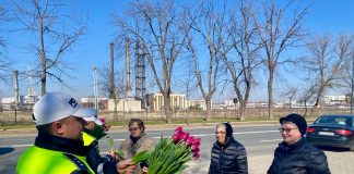 FOTO: Polițiștii au oferit flori și zâmbete doamnelor și domnișoarelor întâlnite în trafic
