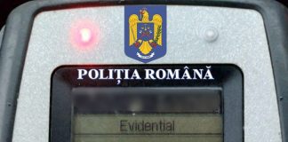 Beat și fără permis, un bărbat a fugit de polițiști și a ajuns cu mașina în șanț / În mașină se afla și un copil