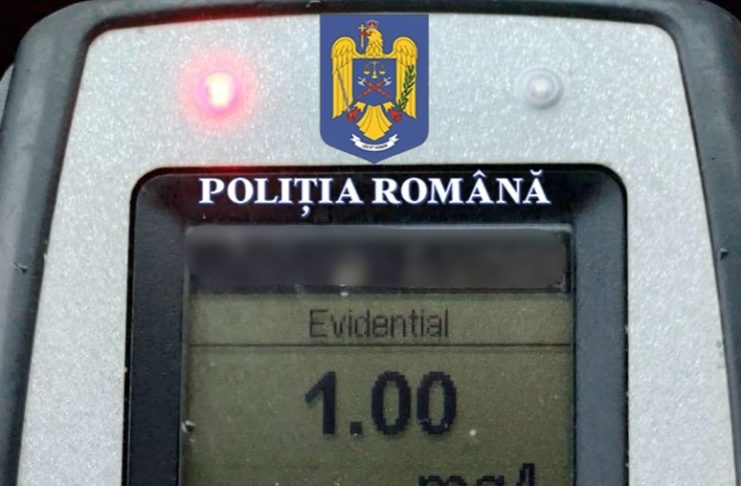 Beat și fără permis, un bărbat a fugit de polițiști și a ajuns cu mașina în șanț / În mașină se afla și un copil
