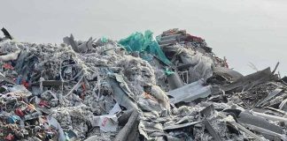 FOTO A amestecat deșeuri periculoase cu cele din plastic și textile și a primit amendă