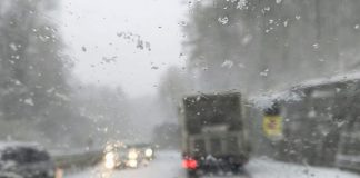 VIDEO Pericol pe DN 2D, între Tulnici și Greșu / Mașinile circulă cu mare greutate pe drumul acoperit de gheață și zăpadă