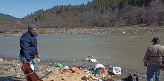 FOTO Ecologizare pe Putna, în zona montană / Ce mai aruncă oamenii în albia râului