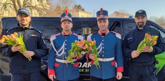 FOTO Jandarmii au împărțit flori în Focșani și la stadionul ”Milcovul” / Mesaj special pentru femeile din Jandarmeria Vrancea