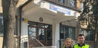 Doi polițiști aflați în timpul liber au salvat un bebeluș din brațele tatălui agresiv