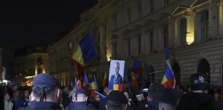 Violențe în centrul Bucureștiului, după decizia BEC de invalidare a candidaturii lui Georgescu / Jandarmi răniți, mașina unui post tv răsturnată de protestatarii violenți