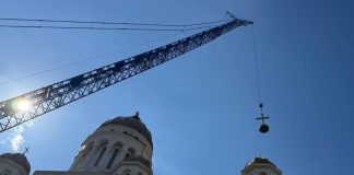 FOTO O cruce de 7 metri a fost montată pe turla mare a Catedralei Naționale din București