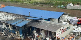 FOTO Un depozit de materiale de construcții a luat foc la Adjud