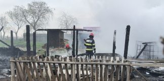 FOTO Gospodărie din Bătinești, mistuită de flăcări