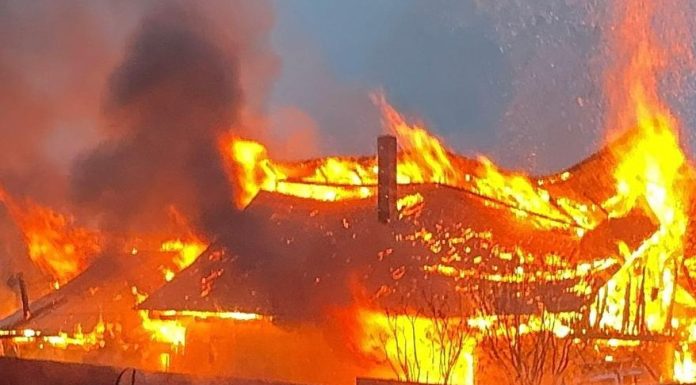 Locuință din Vulturu, cuprinsă de flăcări