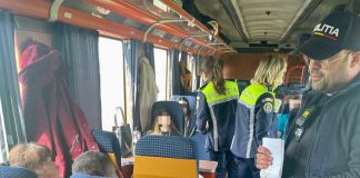 FOTO Polițiștii vrânceni, acțiune de informare și prevenire gara Focșani și în trenuri