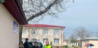FOTO Tradiție de sărbători: polițiștii vrânceni au venit cu daruri la copiii de la Centrul Școlar Măicănești