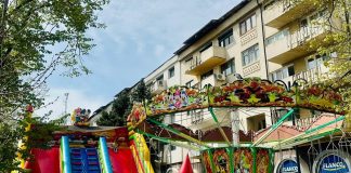 FOTO Ofertă la parcul de distracții din centrul Focșaniului pentru elevii cu note mari la școală