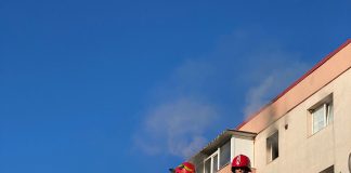 Proprietarul apartamentului ars a fost transportat la spital