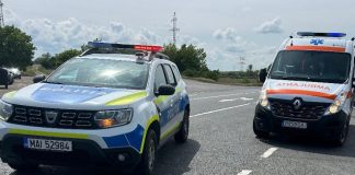 Un șofer s-a oprit cu mașina într-un stâlp. O pasageră este în comă