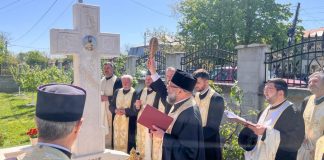 Un sobor de preoți a sfințit crucea de la mormântul preotului Ștefan Buzatu din Măicănești, la un an de la trecerea sa la cele veșnice