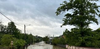 Nu se circulă pe drumul județean dintre Păunești și Movilița și nici pe drumul care traversează satul Anghelești, din cauza inundațiilor / 6 persoane blocate la Mănăstirea Mușunoaiele