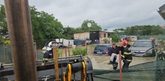 FOTO Persoane evacuate la Lămotești după ce apele au ajuns în gospodării