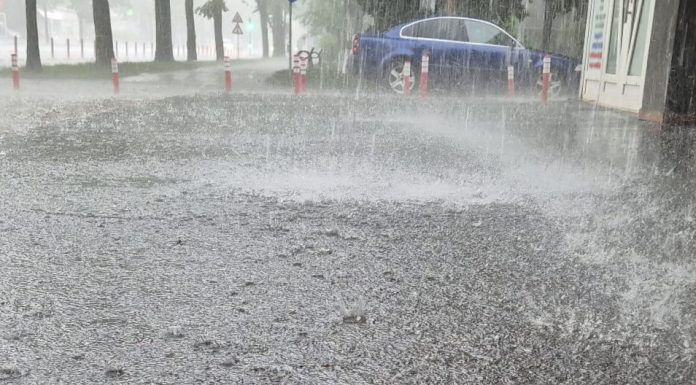 Alertă de ploi și vijelii, duminică, în Vrancea
