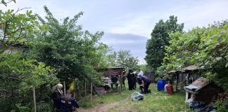 FOTO: Un bărbat și-a amenințat mama și fratele cu cuțitul. Poliția a intervenit în forță