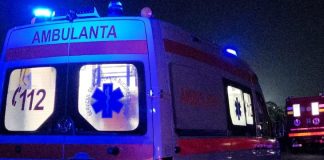 Mopedistul lovit de o mașină a murit