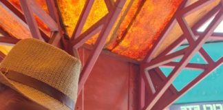 Un bunic și-a pierdut nepoțelul în Piața Moldovei / Micuțul a fost găsit de polițiști în câteva minute