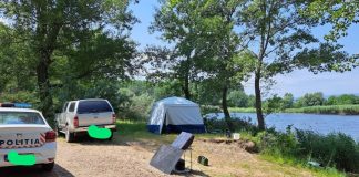 FOTO Turiști cu rulota și cortul, amendați pentru că au campat într-o arie protejată
