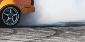 Un tânăr fără permis de conducere a furat mașina bunicii, s-a plimbat prin oraș și a făcut drifturi în curtea școlii