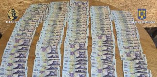 FOTO Două persoane reținute pentru trafic de droguri de risc şi deţinere de droguri de risc. Mulți bani găsiți la percheziții