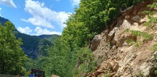 Încă se circulă pe un fir, alternativ, pe DN 2D, la Lepșa, din cauza stâncilor căzute de pe versant