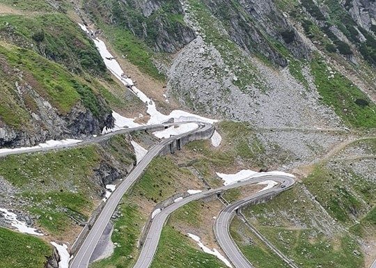 S-a redeschis circulația rutieră pe Transfăgărășan. Atenție la starea vremii și la urși!