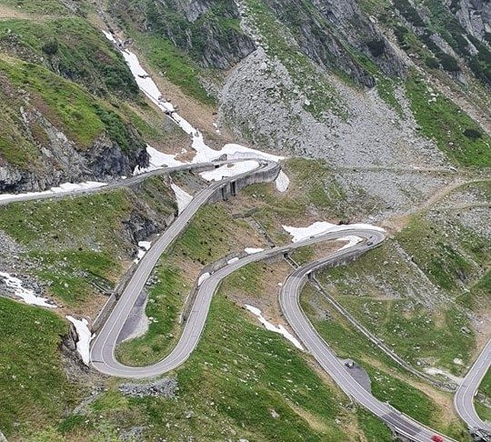 S-a redeschis circulația rutieră pe Transfăgărășan. Atenție la starea vremii și la urși!
