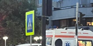 Ambulanță lovită de un autoturism într-o intersecție din Focșani