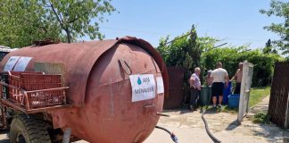 Criză de apă potabilă în comuna Cotești / Primăria aduce apă cu cisterna și a instalat pompe în mai multe fântâni