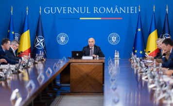 Proiect: Persoanele care beneficiază de pensii de serviciu sau militare vor putea rămâne în activitate, la cerere, cu condiţia reducerii cuantumului pensiei cu 85%