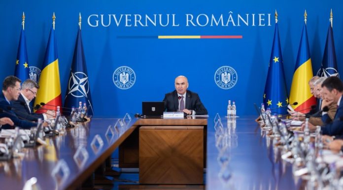 Proiect: Persoanele care beneficiază de pensii de serviciu sau militare vor putea rămâne în activitate, la cerere, cu condiţia reducerii cuantumului pensiei cu 85%