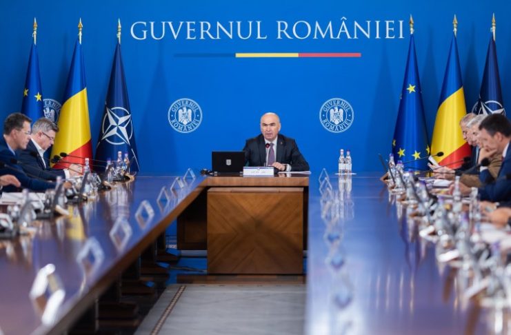 Proiect: Persoanele care beneficiază de pensii de serviciu sau militare vor putea rămâne în activitate, la cerere, cu condiţia reducerii cuantumului pensiei cu 85%