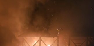 Gospodărie cuprinsă de flăcări, la Lepșa, din cauza unui coș de fum / Pompierii fac recomandări pentru cei care folosesc sobe, centrale termice sau alte mijloace de încălzire